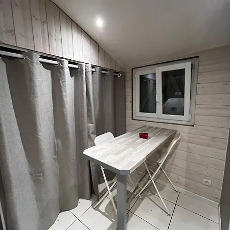 Maisonnette Chaleureuse, Paisible & Proche Tram Сasa de vacaciones *
