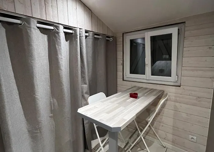Maisonnette Chaleureuse, Paisible & Proche Tram Feriehus *